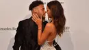 Pemain Paris Saint-Germain (PSG), Neymar dan kekasihnya yang juga model, Bruna Marquesine saling menatap mesra saat menghadiri The Foundation for AIDS Research (amfAR) Gala di Sao Paulo, Brasil, Jumat (13/4). (NELSON ALMEIDA/AFP)