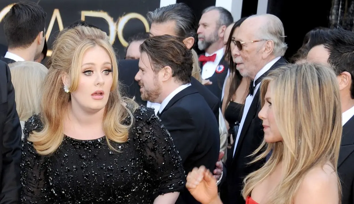 Adele pun fans berat Jennifer Anison. Bahkan ia memanggilnya dengan Rachel, tokoh yang ia perankan di Friends saat bertemu di toilet. (Pop Sugar)