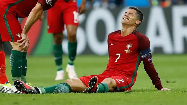 Kapten Portugal, Cristiano Ronaldo, harus meninggalkan lapangan lebih cepat. Ronaldo mengalami cedera dalam perebutan bola dengan pemain Prancis, Dimitri Payet.