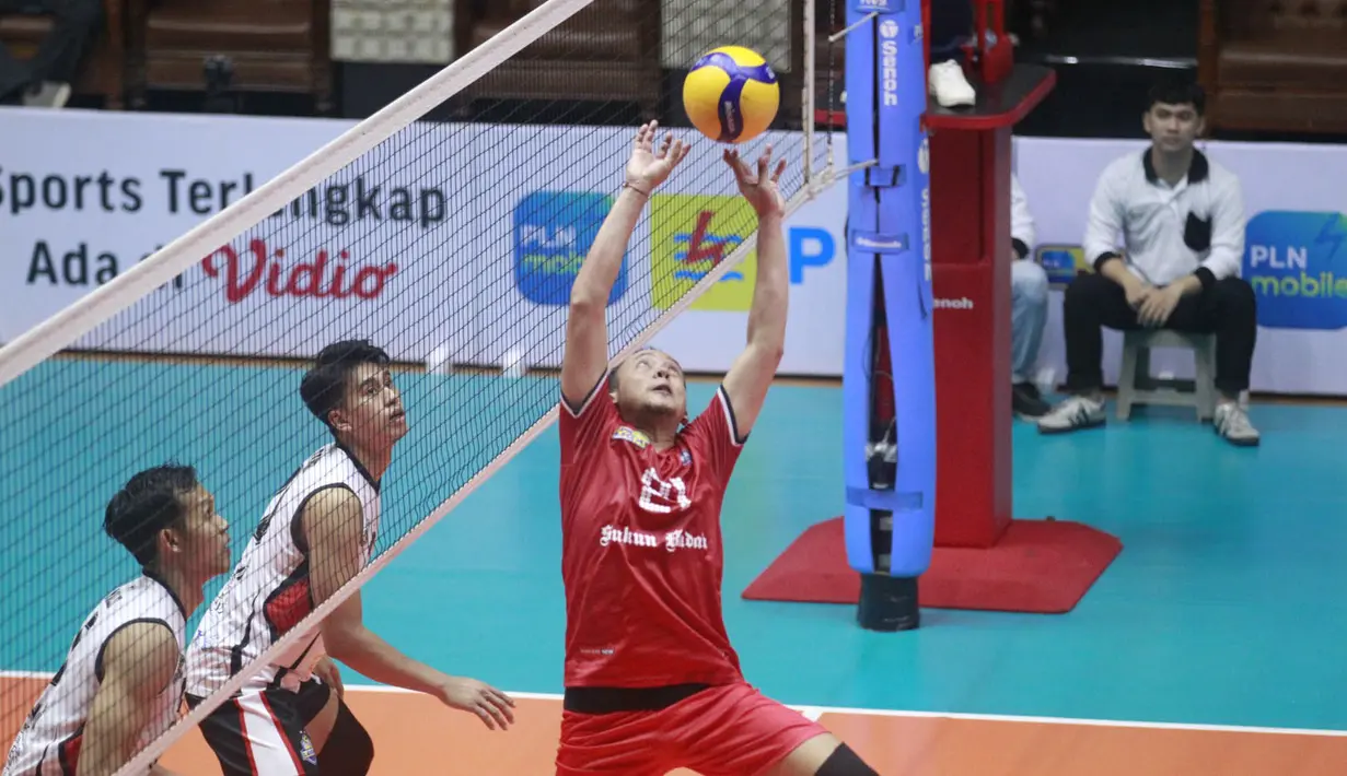 <p>Pemain Kudus Sukun Badak, I Made Adhi Suartama berusaha mengumpan bola saat menghadapi Jakarta LavAni Allo Bank Electric pada laga seri keempat putaran pertama PLN Mobile Proliga 2024 di GOR Tri Dharma Petrokimia, Gresik, Jawa Timur, Jumat (17/5/2024). Kudus Sukun Badak kalah 1-3 (29-31, 23-25, 27-25 dan 13-25). (Dok. PBVSI)</p>