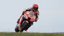 Pebalap Repsol Honda, Marc Marquez akhirnya kembali turun ke sirkuit balap pada MotoGP Aragon 2022, Minggu (18/09/2022) setalah empat bulan absen. (AP/Jose Breton)