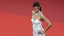 Para fotografer mengambil gambar model asal Brasil, Adriana Lima saat menghadiri pemutaran film 'Loveless' (Nelyubov) pada acara Festival Film Cannes ke-70, Prancis (18/5). (AFP Photo/Anne-Christine Poujoulat)