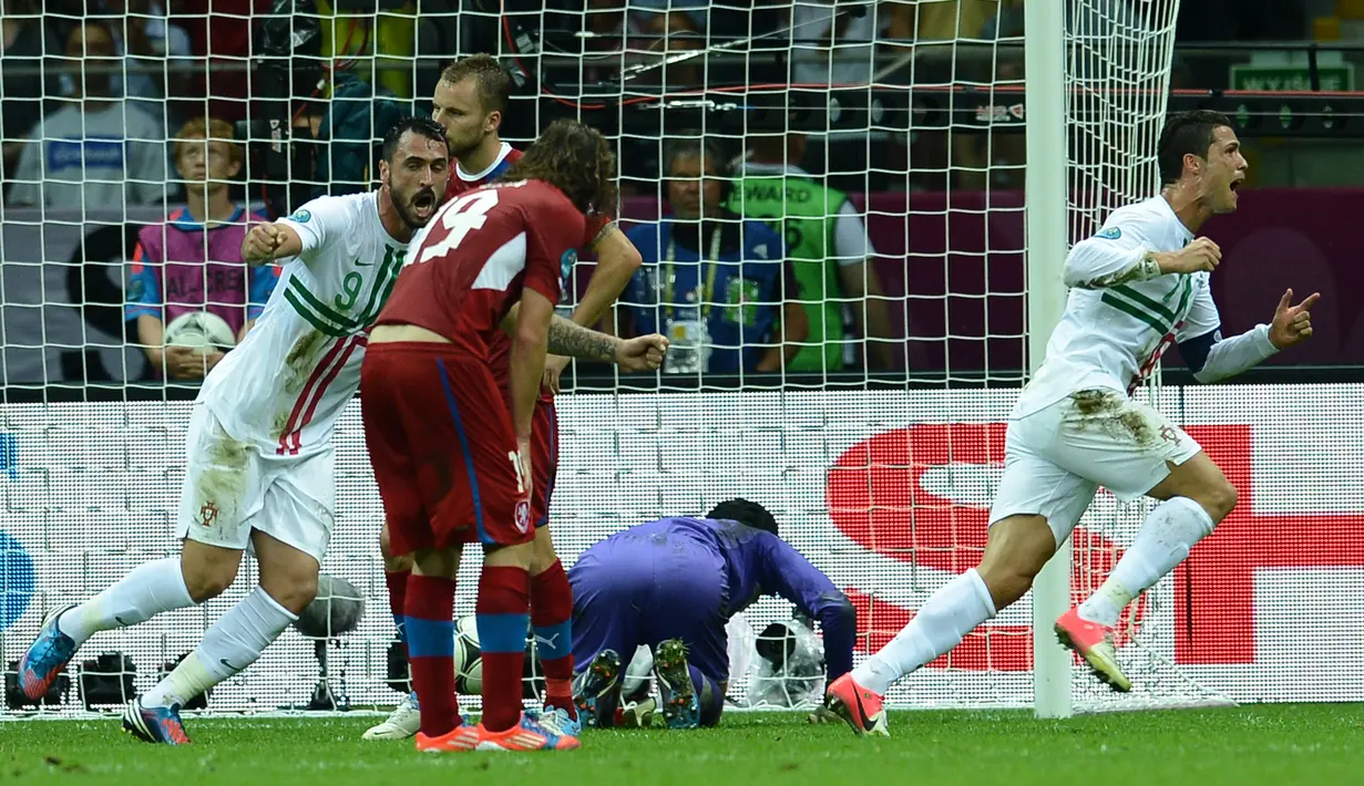Gol ke-6 Cristiano Ronaldo dicetak pada laga perempatfinal Euro 2012 melawan Republik Ceska di National Stadium, Warsawa (21/6/2012). Gol terjadi di menit ke-79 yang membawa Portugal unggul 1-0. Hasil akhir Portugal menang 1-0. (Foto: AFP/Janek Skarzynski)