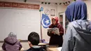 Anak-anak Uighur mengikuti kegiatan belajar bahasa Uighur sebuah sekolah di distrik Silivri, Istanbul, Turki (29/12/2019). (AFP/Ozan Kose)