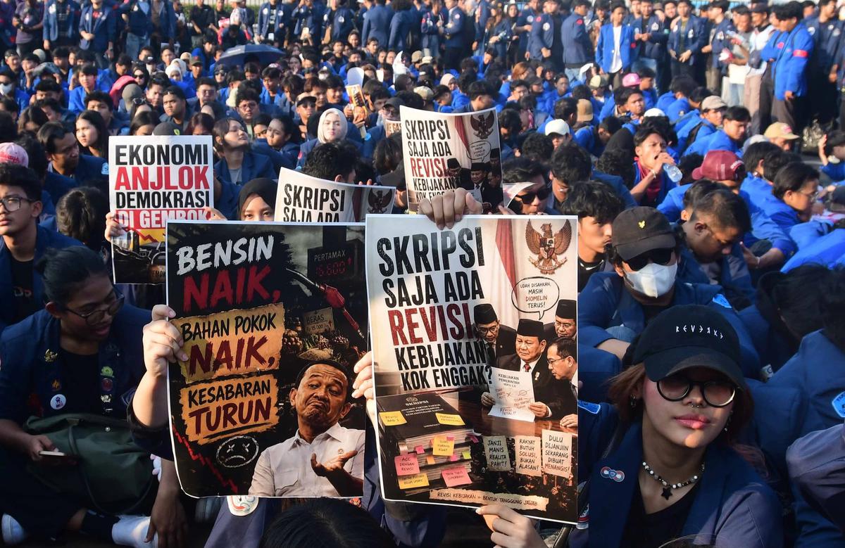 FOTO: Ratusan Mahasiswa Gelar Aksi di DPR Soroti Kebijakan Pemerintah