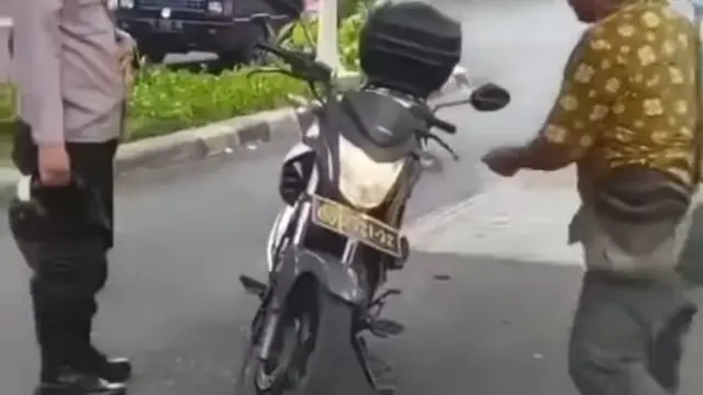 Seorang pria ngamuk membawa golok di Jalan Kayu Putih, Jakarta Timur, membuat warga sekitar resah.
