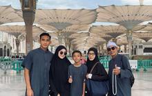 7 Potret Pemain Timnas Indonesia Rizky Ridho Umrah Bareng Keluarga ke Tanah Suci, Kompak Pakai Baju Senada di Setiap Momen