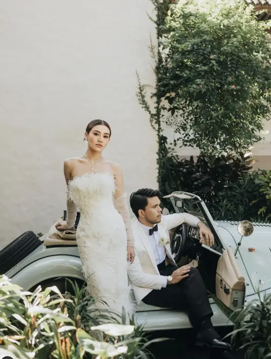 Hadir dengan gala retro glam, pesona aaliyah Massaid dan Thariq Halilintar begitu memikat. [Foto: Instagram/ Aaliyah Massaid]