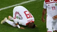 Penyerang Maroko Youssef En-Nesyri melakukan sujud syukur usai mencetak gol kedua untuk timnya saat melawan Spanyol dalam pertandingan Piala Dunia 2018 di Stadion Kaliningrad, Rusia (25/6). (AFP/Ozan Kose)