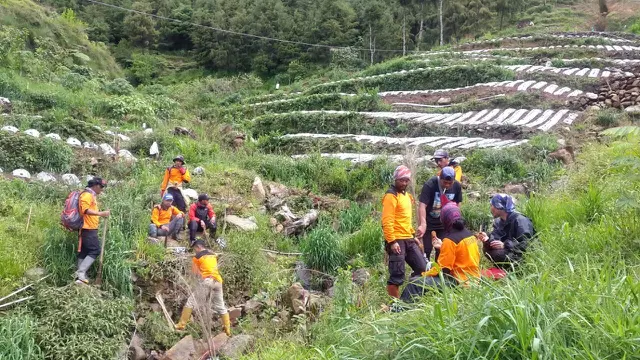 Penananam pohon dilakukan tiap tahun di Gunung Prau. (Liputan6.com/Misyadi untuk Muhamad Ridlo)