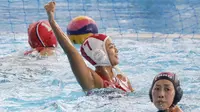Pemain polo air Indonesia, Upiet Sarimanah, melakukan selebrasi usai membobol gawang Hong Kong pada laga Asian Games di Aquatic Center, GBK, Jakarta, Jumat (17/8/2018). (AP/Lee Jin-man)