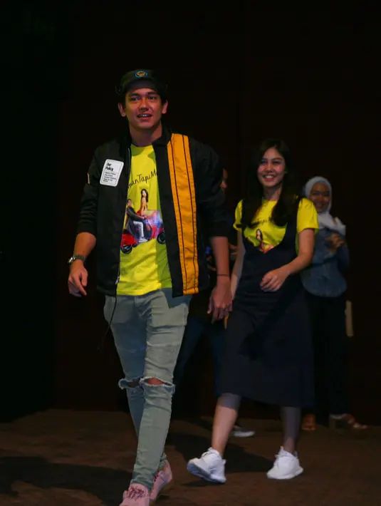 Di film yang menceritakan kisah cinta Ayudia Bing Slamet dan Ditto Percussion ini diperankan oleh Adipati Dolken dan Vanesha Prescilla. Dan begini lah cerita Vanesha beradu akting dengan Adipati yangterbilang sudah senior. (Nurwahyunan/Bintang.com)