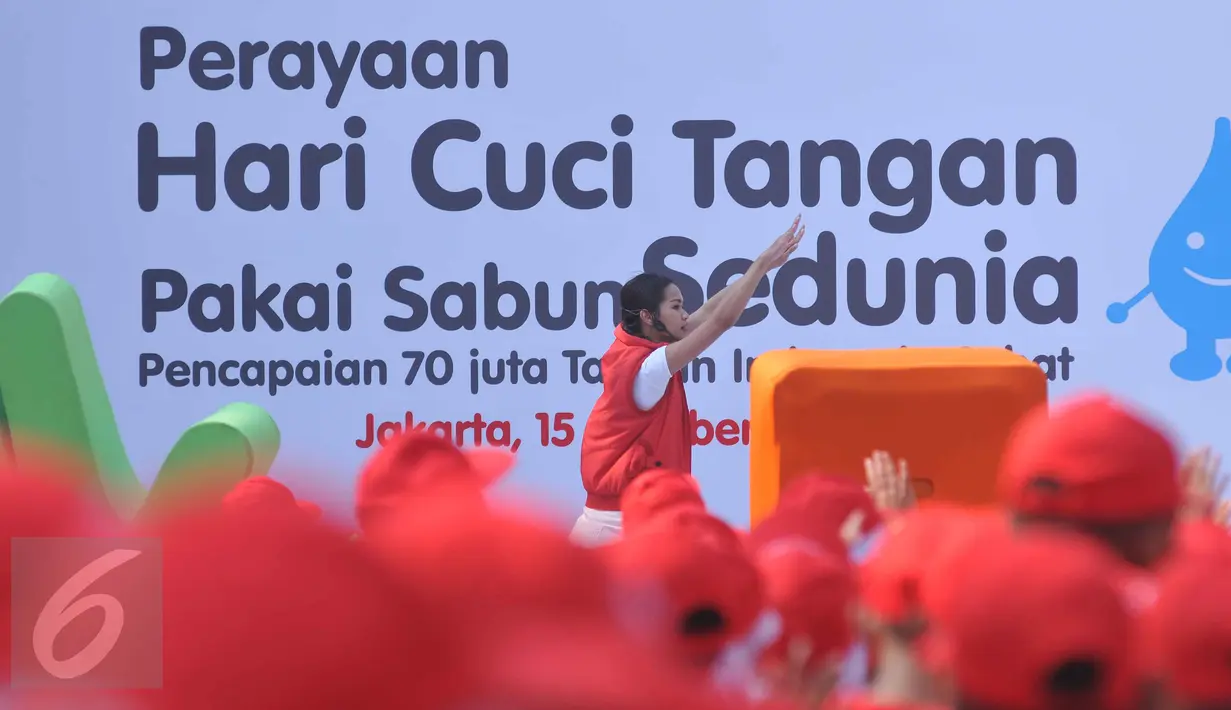 Instruktur senam memberikan aba-aba untuk melakukan senam saat memperingati Hari Cuci Tangan Sedunia di Pelataran Kantor Walikota Jakarta Barat, Jakarta (15/10/2015). (Liputan6.com/Gempur M Surya)