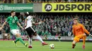 Gelandang Jerman, Serge Gnabry (tengah) mencetak gol ke gawang Irlandia Utara dalam kualifikasi Euro 2020 di Windsor Park, Belfast, Senin (9/9/2019). Jerman berhasil merebut puncak klasemen grup C kualifikasi Euro 2020 usai mengalahkan Irlandia Utara 2-0. (Paul Faith/AFP)