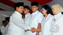 Ketum Partai Gerindra, Prabowo Subianto memberikan ucapan selamat kepada sejumlah pengurus pusat Gerindra usai acara pelantikan di kantor DPP Partai Gerindra, Jakarta, Rabu (8/4/2015). (Liputan6.com/Yoppy Renato)