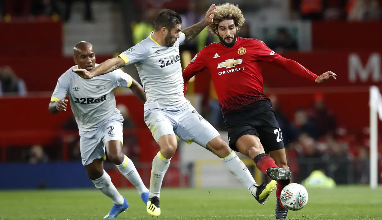 Gelandang Manchester United, Marouane Fellaini, berusaha melewati pemain Derby County pada laga Piala Liga Inggris di Stadion Old Trafford, Rabu (26/9/2018). Manchester United takluk adu penalti 9-10 (2-2) dari Derby County. (AP/Martin Rickett)