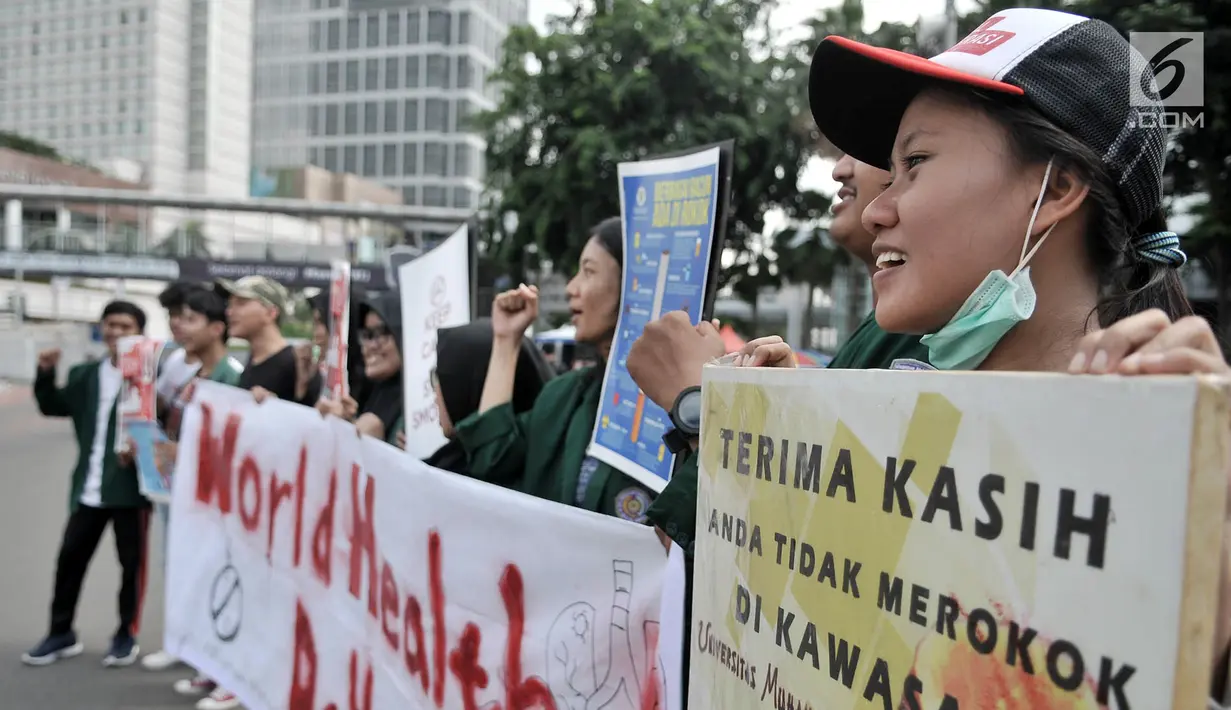Aksi Mahasiswa Universitas Muhammadiyah Prof. Dr. Hamka saat menggelar kampanye bahaya merokok di car free day (CFD), Jakarta, Minggu (8/4). Mahasiswa mengajak masyarakat hidup sehat tanpa merokok. (Merdeka.com/Iqbal Nugroho)