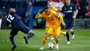 Penyerang Barcelona, Neymar berusaha melewati gelandang Atletico Madrid, Augusto Fernandez di leg kedua Liga Champions di Vicente Calderon, Madrid, (14/4). Atletico lolos ke semifinal usai mengalahkan Barcelona dengan agregat 3-2. (Reuters/Juan Medina)