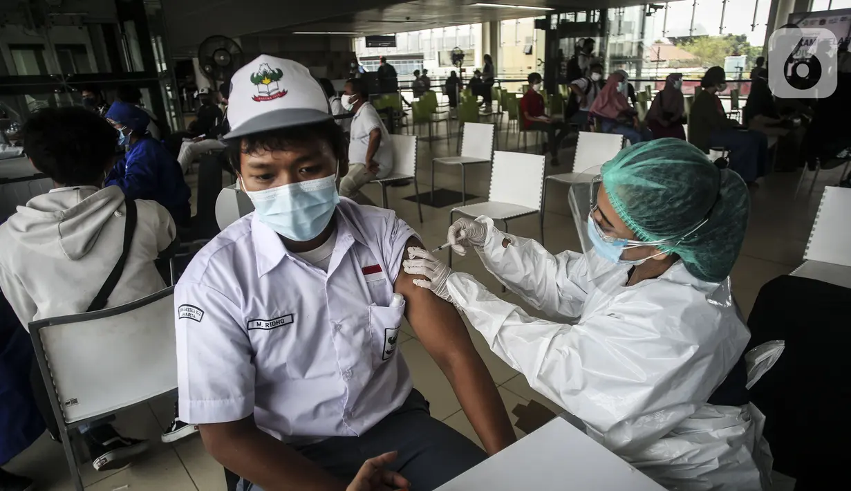 Seorang pelajar menjalani vaksinasi COVID-19 gratis di Stasiun MRT, Jakarta, Jumat (23/7/2021). Penyuntikan vaksin COVID-19 dosis pertama tersebut berlangsung pada 22-24 Juli 2021. (Liputan6.com/Johan Tallo)