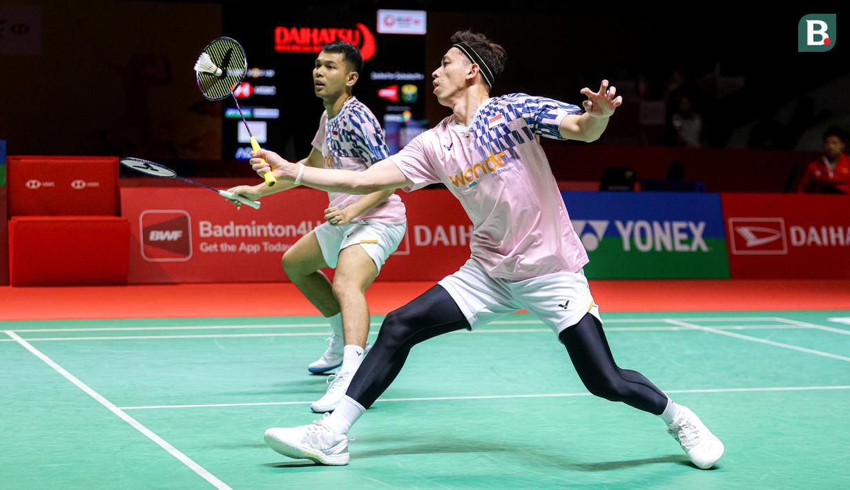 <p>Pebulu tangkis ganada putra Indonesia, Fajar Alfian/Muhammad Rian Ardianto saat bertanding melawan pasangan China, Xie Hao Nan/Zeng Wei Han pada laga perempat final Indonesia Masters 2025 yang berlangsung di Istora Senayan, Jakarta, Jumat (24/01/2025). (Bola.com/Bagaskara Lazuardi)</p>