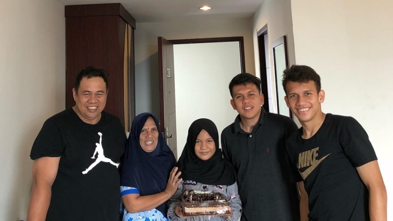 Jarang Tersorot, 8 Foto Kehangatan Keluarga Egy Maulana Vikri Yang Dikenal Sangat Sederhana!