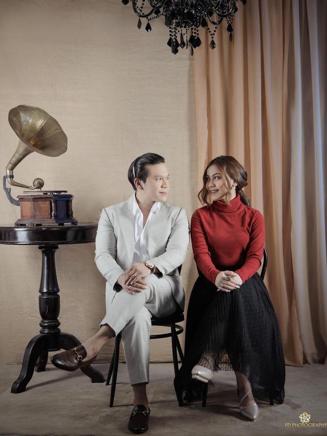 5 Gaya Pemotretan Terbaru Jordi Onsu dan Frislly Herlind, Bak Prewedding