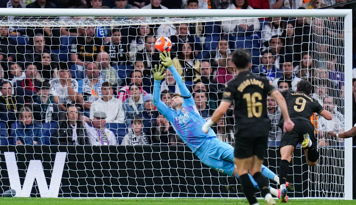 Pemain Valencia, Hugo Duro, mencetak gol penentu kemenangan ke gawang Real Madrid pada laga pekan ke-30 La Liga di Stadion Santiago Bernabeu, Sabtu (5/4/2025). (AP Photo/Manu Fernandez)