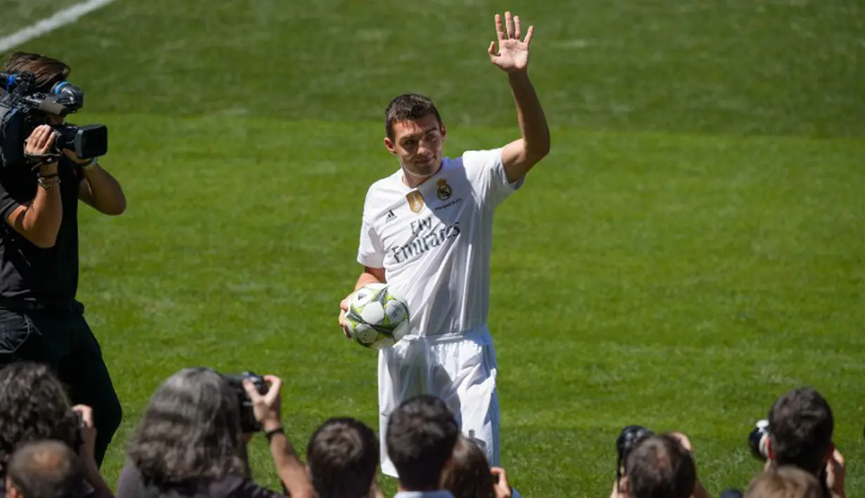 Mateo Kovacic berpose di depan kamera wartawan saat diperkenalkan sebagai pemain baru Real Madrid di Stadion Santiago Bernabeu. (19/8/2015). (AFP Photo/Dani Pozo)