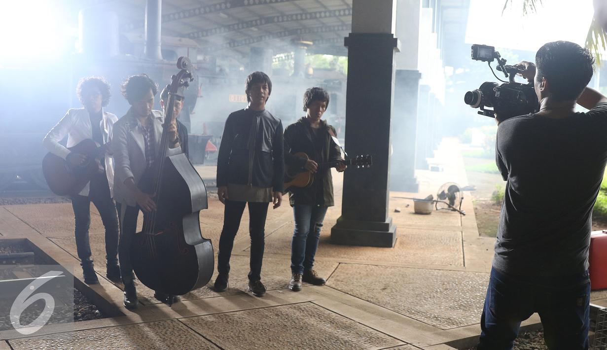 Proses syuting Band D'Masiv dalam pembuatan video klip single terbaru mereka berjudul Melodi di Museum Transportasi, TMII, Jakarta, Senin (14/11). Lagu Melodi ini merupakan single kedua dari Orange Album. (Liputan6.com/Herman Zakaria)