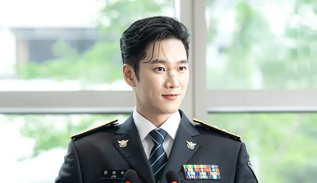 Jin Yi Soo mengambil gelar chaebol generasi ketiga dan seorang detektif. Jin Yi Soo dalam seragam polisi yang rapi, menonjolkan sorot matanya yang cerah dan cerdas. (foto: Instagram/ sbsdrama.official)