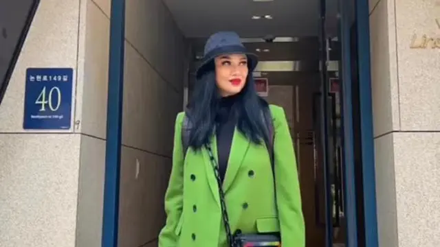 6 Potret Gaya Nyentrik Titi DJ Liburan di Korea, Usia 56 Tahun Masih Terlihat Awet Muda