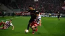 Striker Arsenal, Pierre Emerick Aubameyang berebut bola dengan pemain Olympiakos Piraeus, Kostas Tsimikas pada leg pertama babak 32 besar Liga Europa di Georgios Karaiskakis Stadium, Kamis (20/2/2020). Arsenal susah payah menaklukkan Olympiakos Piraeus 1-0. (AP/Thanassis Stavrakis)