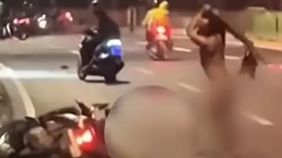 Pria Bugil Mengamuk, Pukul Pengendara Motor di Lenteng Agung