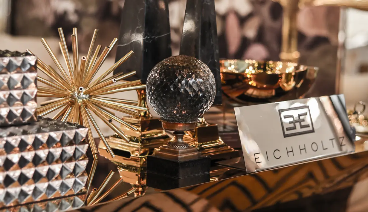 Dalam karya instalasi ini, Ronald Humardani memberikan sudut pandang baru dalam melihat koleksi Eichholtz. Setiap produknya memiliki fungsi dan keindahannya masing-masing, tetapi dalam karya kali ini semuanya seakan menjadi sebuah ensemble nan magical yang menebarkan harapan dan optimism.