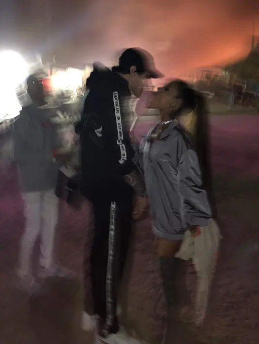 Sumber lain juga mengonfirmasi bahwa Pete dan Ariana Grande bertunangan akhir pekan kemarin saat berpesta di rumah Robert Pattinson. (instagram/petedavidson)