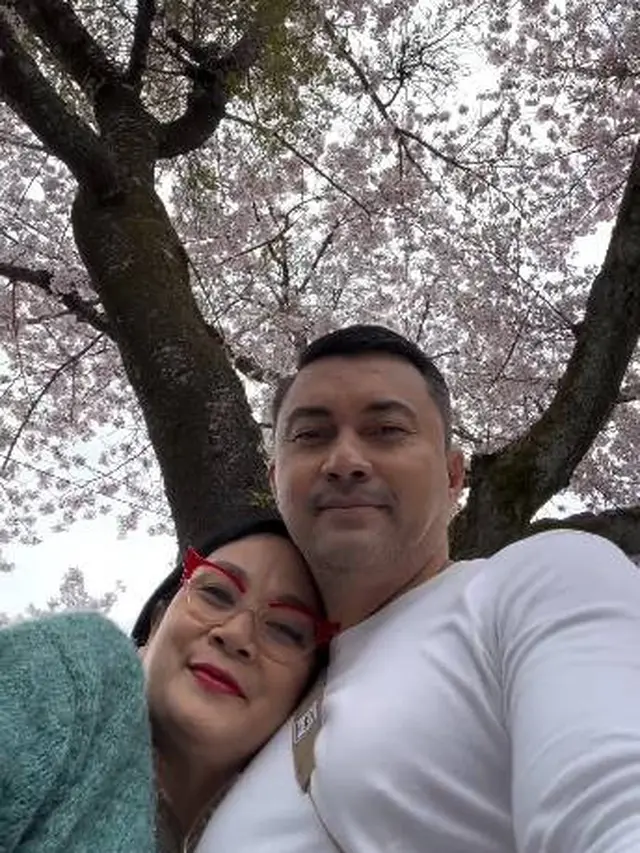 7 Liburan Keluarga Anjasmara ke Jepang, Tampil Mesra di Bawah Pohon Sakura