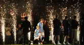 Pemain Manchester City, Kevin De Bruyne bersama kekasih dan anak-anaknya melakukan perpisahan dengan klubnya setelah laga pekan ke-37 Liga Inggris 2024/2025 melawan Bournemouth di Etihad Stadium, Manchester, Inggris, Selasa (21/05/2025) waktu setempat. (AP Photo/Dave Thompson)