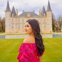 Kecintaan Erina Gudono terhadap kain Nusantara kembali ditunjukkan saat dirinya di Paris [@erinagudono]