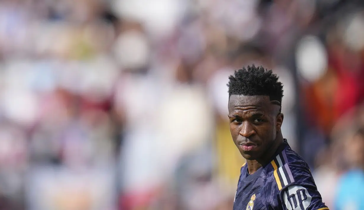 Pemain Real Madrid, Vinicius Junior, tampak kecewa saat ditahan imbang Rayo Vallecano pada laga pekan ke-25 La Liga 2023/2024 di Estadio de Vallecas, Minggu (18/02/2023). (AP Photo/Manu Fernandez)
