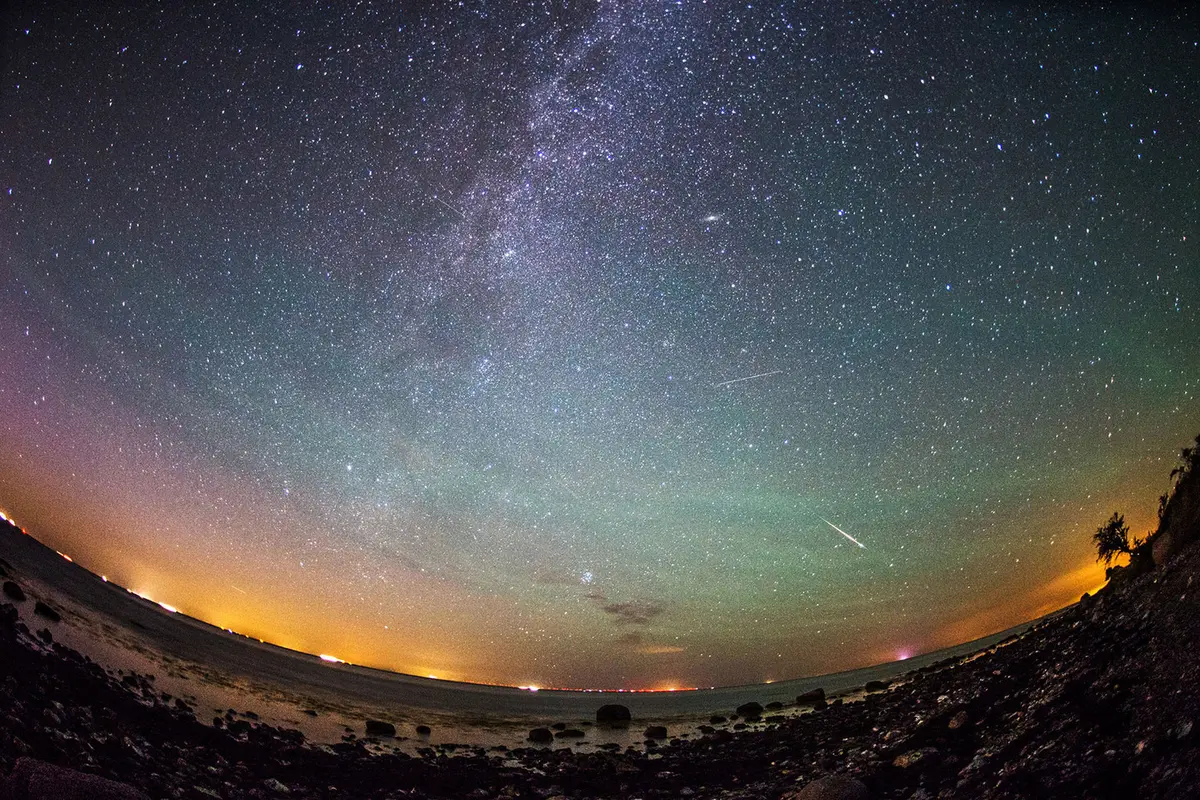 Potret Memesona 'Pertunjukan' Meteor Perseid dari Seluruh Dunia