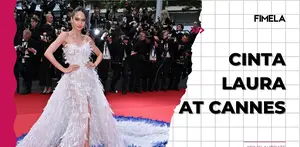 Cinta Laura menghadiri Cannes Film Festival untuk kedua kalinya, mengenakan gaun unik rancangan Monica Ivena. Gaun tersebut berwarna putih bergradasi biru dan terinspirasi oleh burung Jalak Bali yang cantik. Yuk intip pesonanya di video berikut!