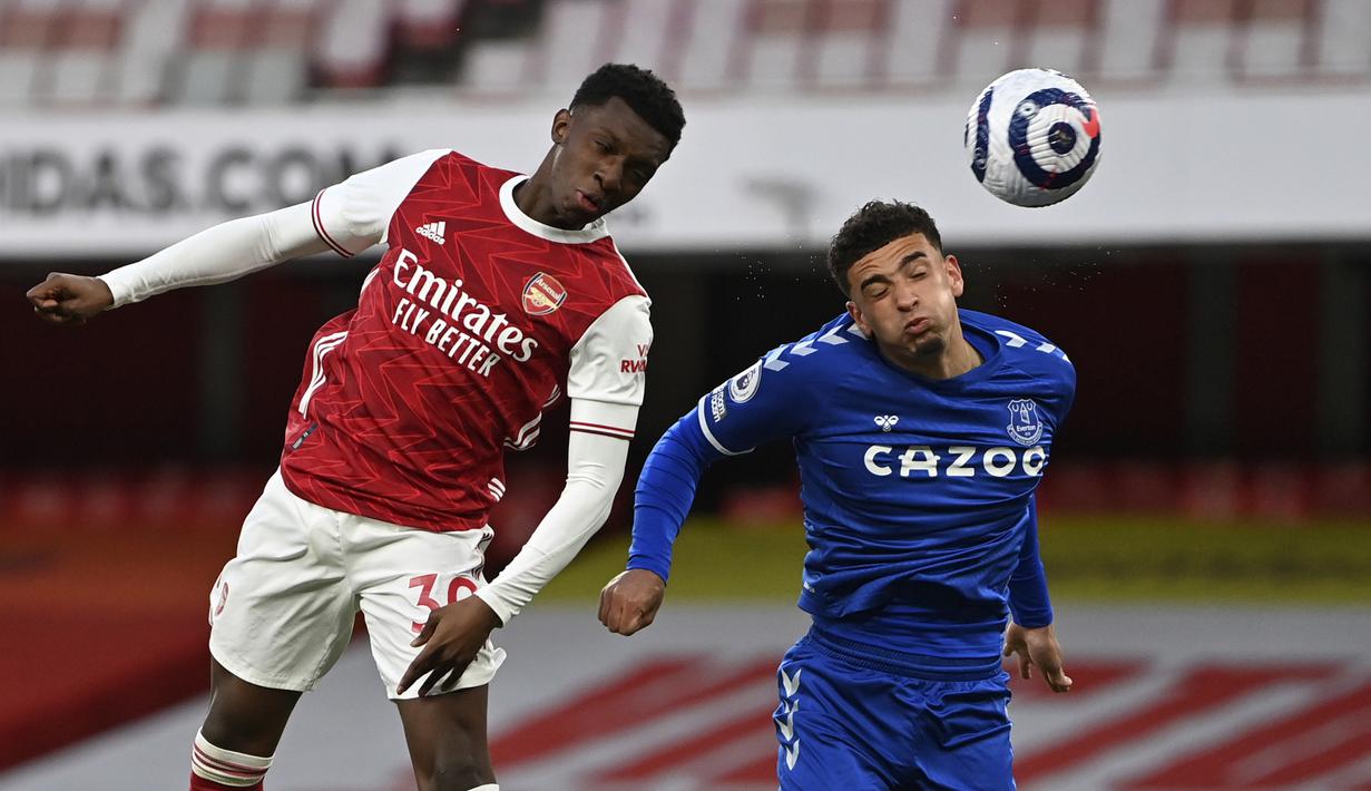 Striker Arsenal, Eddie Nketiah (kiri) berduel udara dengan gelandang Everton, Ben Godfrey dalam laga lanjutan Liga Inggris 2020/2021 pekan ke-33 di Emirates Stadium, London, Jumat (23/4/2021). Arsenal kalah 0-1 dari Everton. (AP/Justin Setterfield/Pool)