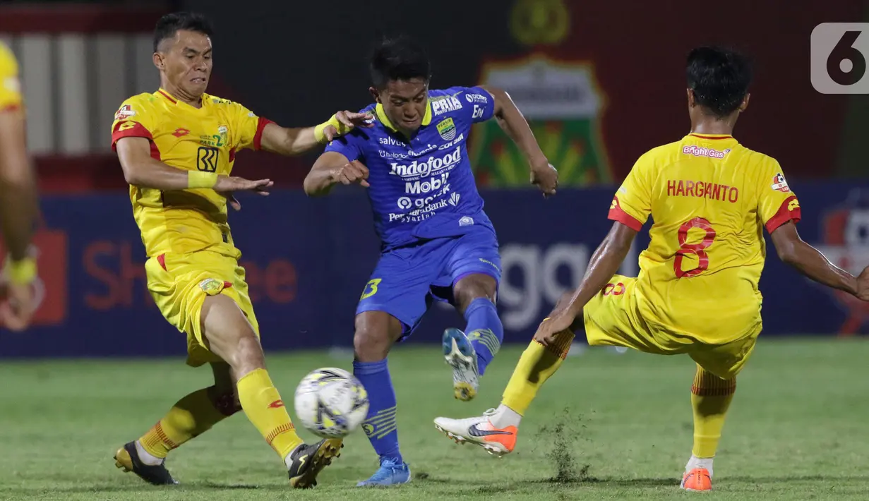 Gelandang Persib, Febri Hariyadi (tengah) mencoba lolos dari adangan pemain Bhayangkara FC pada lanjutan Shopee Liga 1 Indonesia di Stadion PTIK, Jakarta, Rabu (23/10/2019). Laga kedua tim berakhir imbang 0-0. (Liputan6.com/Helmi Fithriansyah)