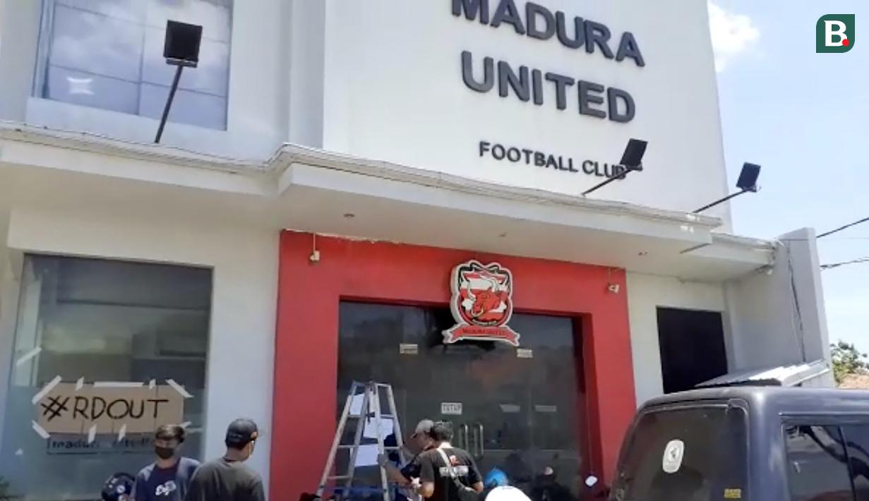 Demonstrasi yang diikuti dengan penyegelan kantor Manajemen Madura United ini didasari atas penampilan tim kesayangan mereka, Madura United di BRI Liga 1 2021/2022 yang jauh dari harapan. (Bola.com/Aditya Wany)