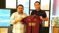 CEO PSM Makassar, Munafri Arifuddin, bersama Ezra Walian, yang baru saja direkrut untuk memperkuat Juku Eja di putaran kedua Shopee Liga 1 2019. (Bola.com/Abdi Satria)