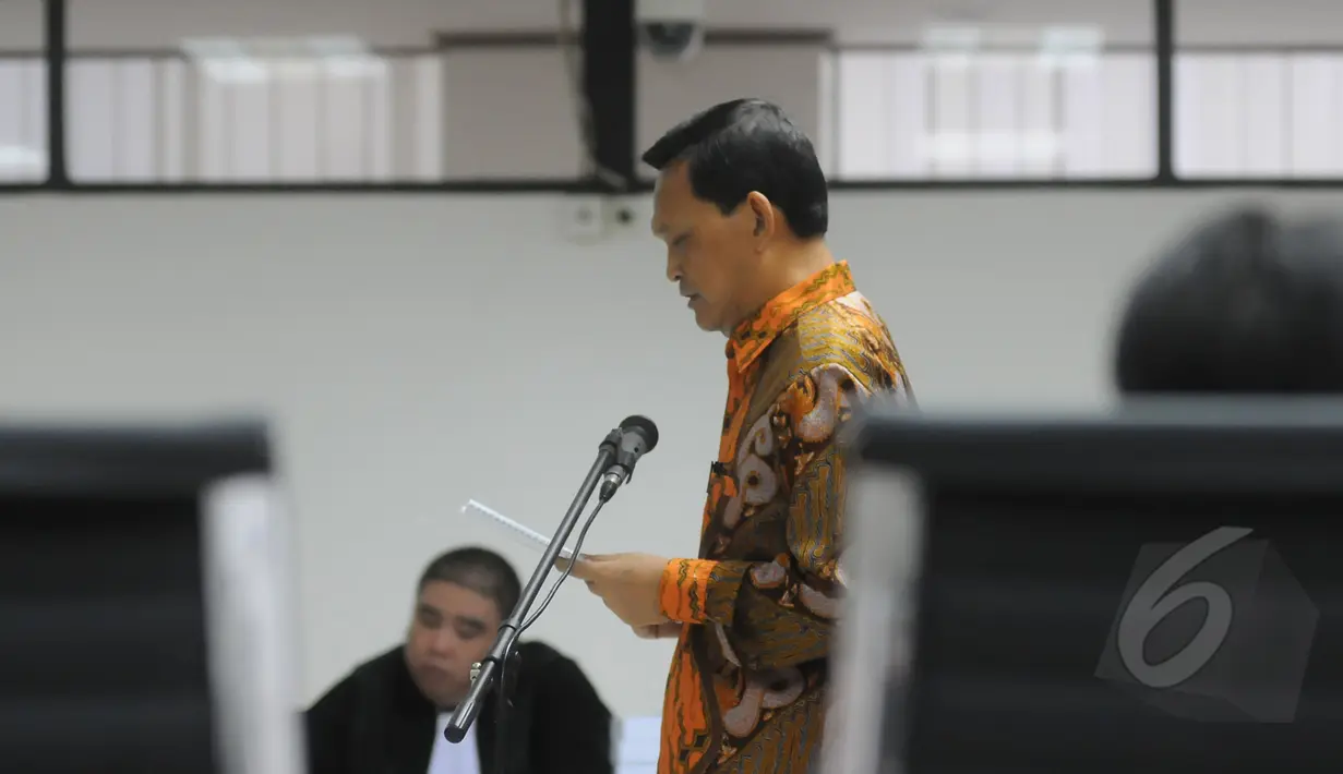 Didik Purnomo saat membacakan nota pembelaan di hadapan hakim dalam sidang lanjutan di Pengadilan Tipikor, Jakarta, Senin (30/3/2015).Sidang mengagendakan pembacaan nota pembelaan kasus korupsi pengadaan driving simulator. (Liputan6.com/Herman Zakharia)
