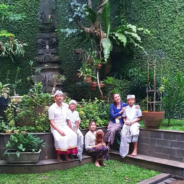 6 Potret Oka Antara dan Keluarga Rayakan Hari Raya Nyepi, Penuh Kebahagiaan