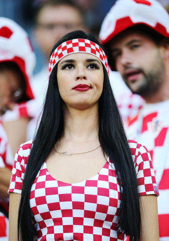 Kalau yang satu ini adalah suporter dari Kroasia. Bisa kamu tebak siapa namanya dari kalung yang dipakainya?/Twitter @WorldCupGirls
