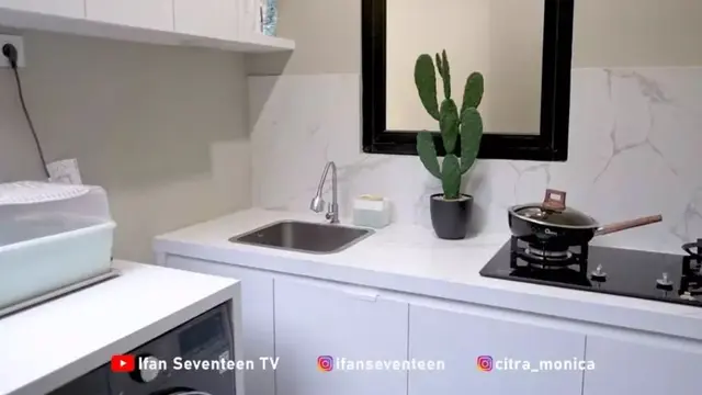 Desain Semi Outdoor, Dilindungi Tirai Putih