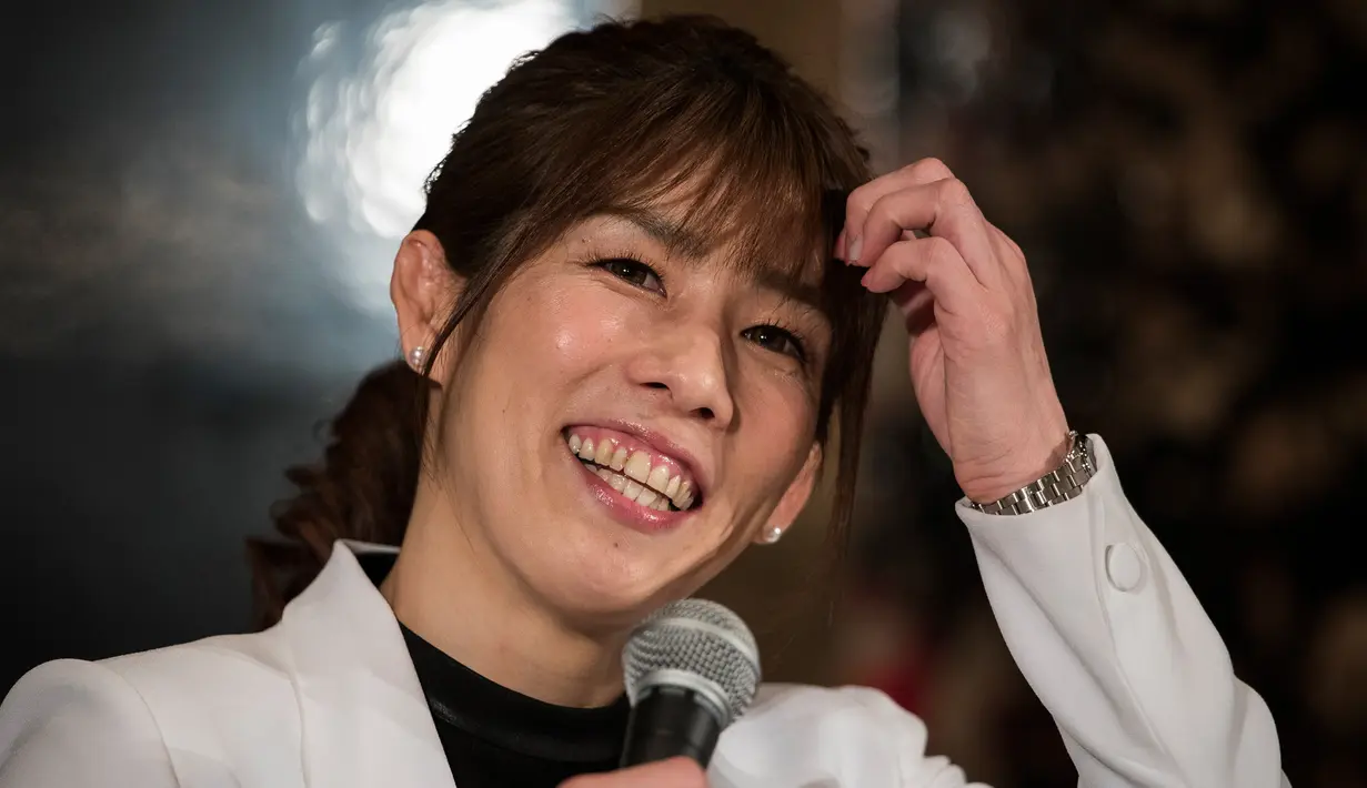 Pegulat wanita asal Jepang,  Saori Yoshida tersenyum saat konferensi pers pengunduran dirinya di Tokyo (10/1). Peraih medali emas Olimpiade tiga kali ini pensiun dari gulat setelah 33 tahun berkarir. (AFP Phot/Behrouz Mehri)